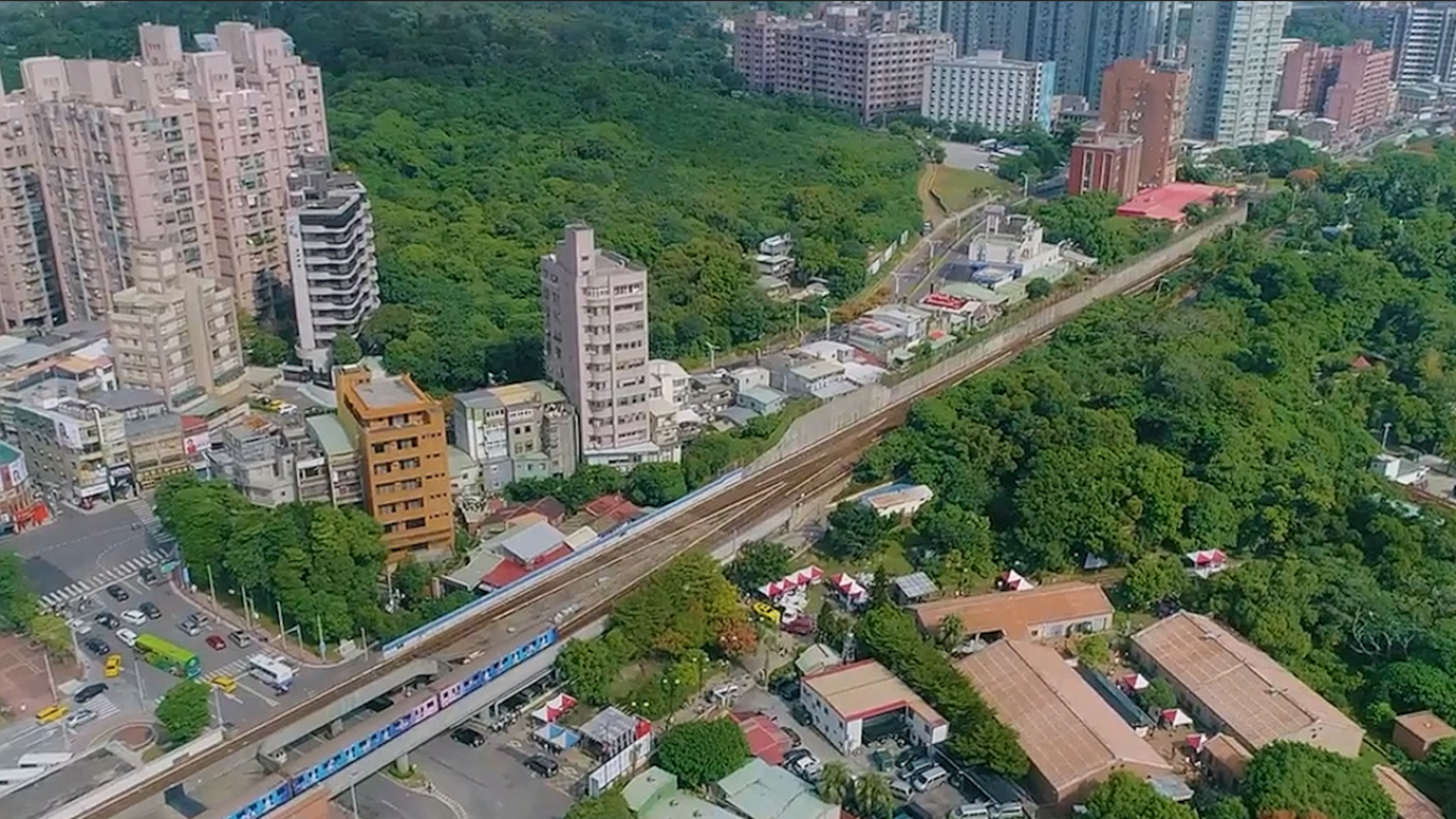 台北捷運淡水信義線列車行駛空拍