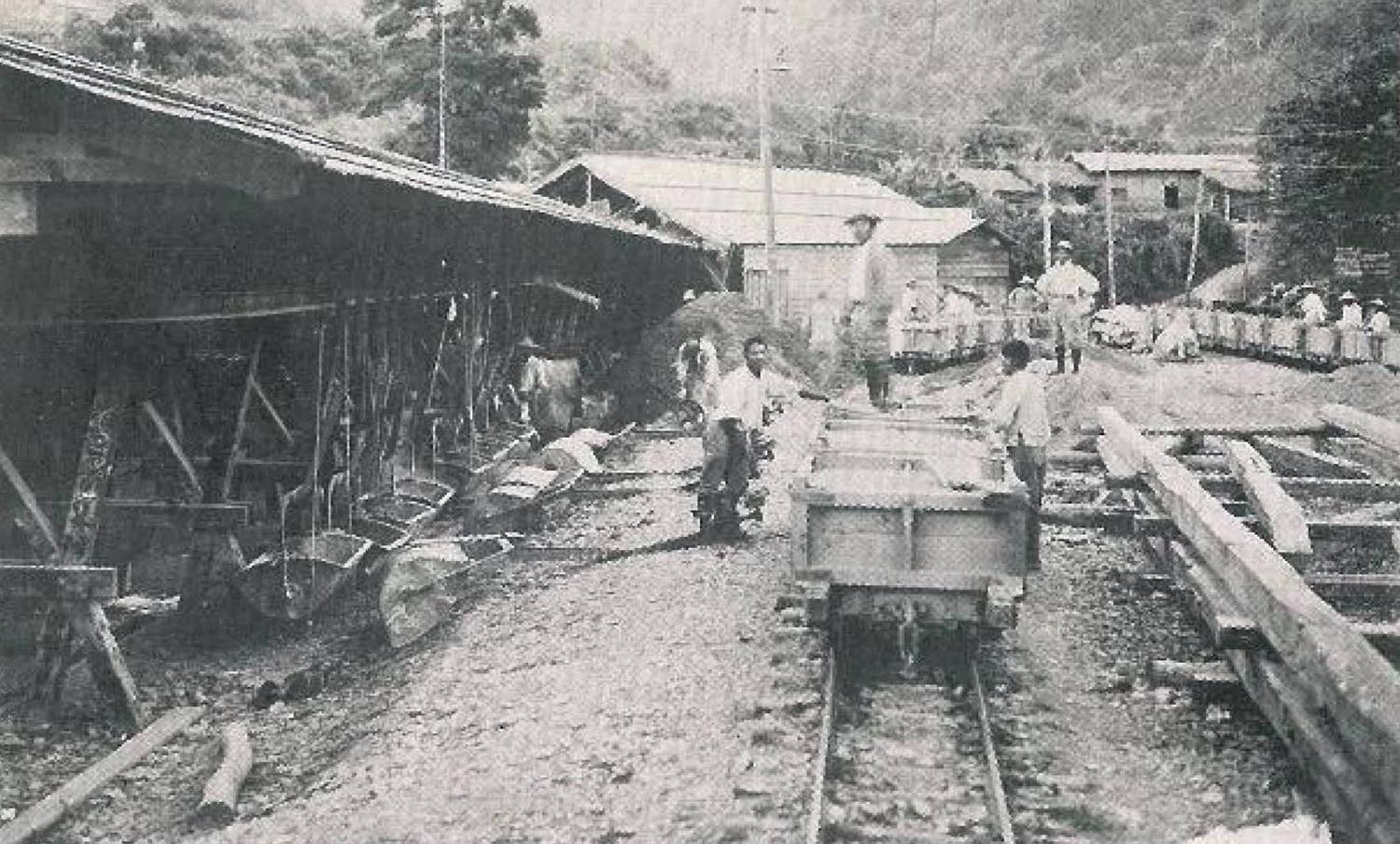 集集鐵路支線-日月潭水力發電計劃，載運物資的台車抵達工程處