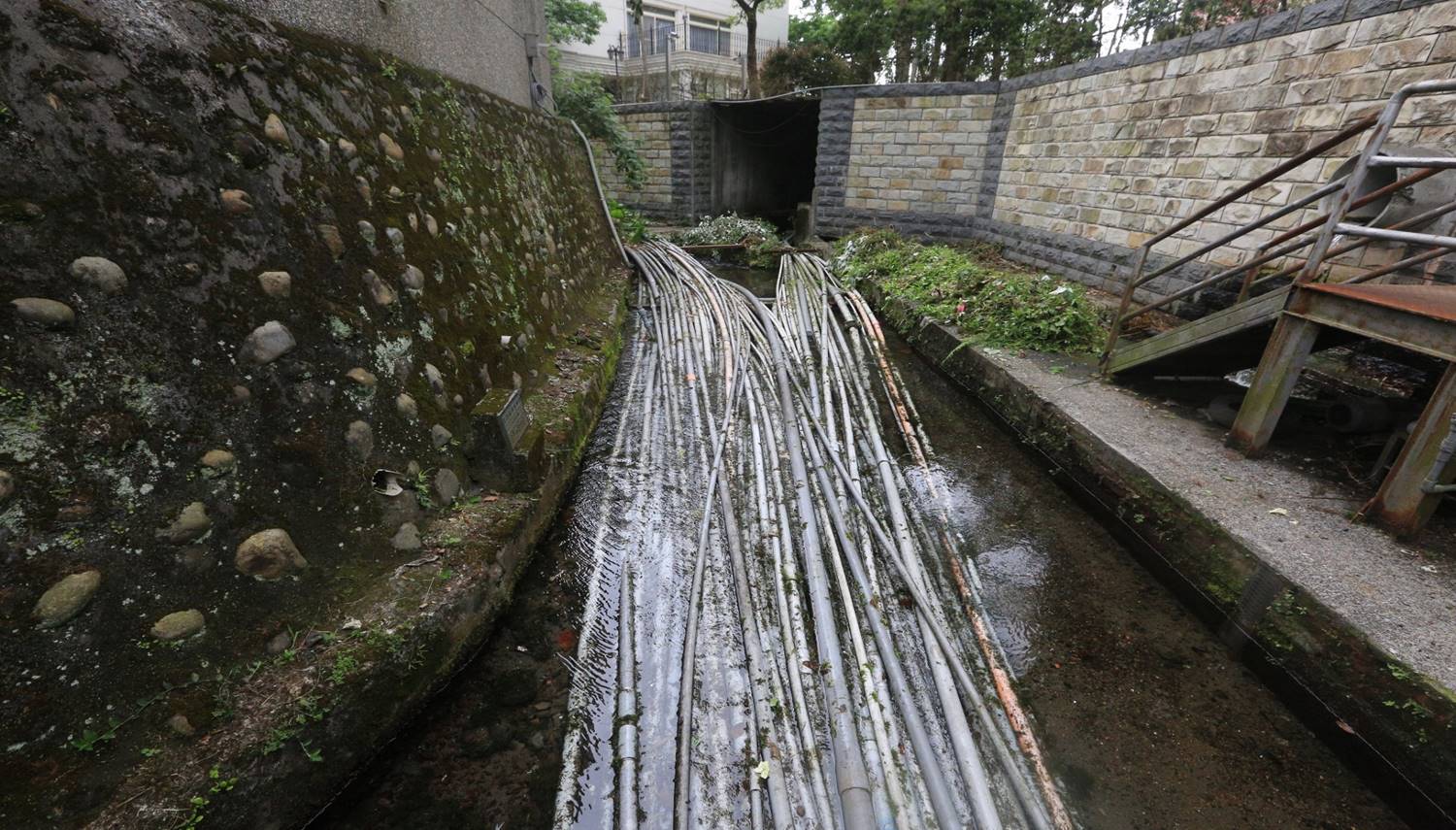 公共給水淡水地區水源橋下水管線路