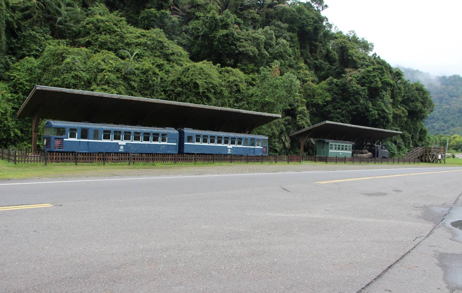 太平山林鐵土場車站展示之中華號運材火車及舊列車