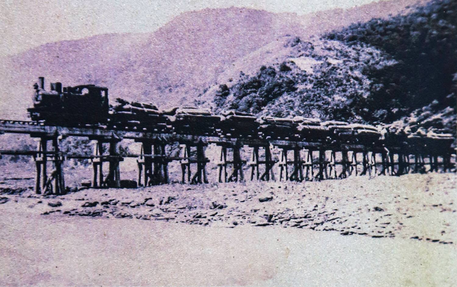 太平山林鐵正在通過土場車站前的多望溪檜木橋的運材火車