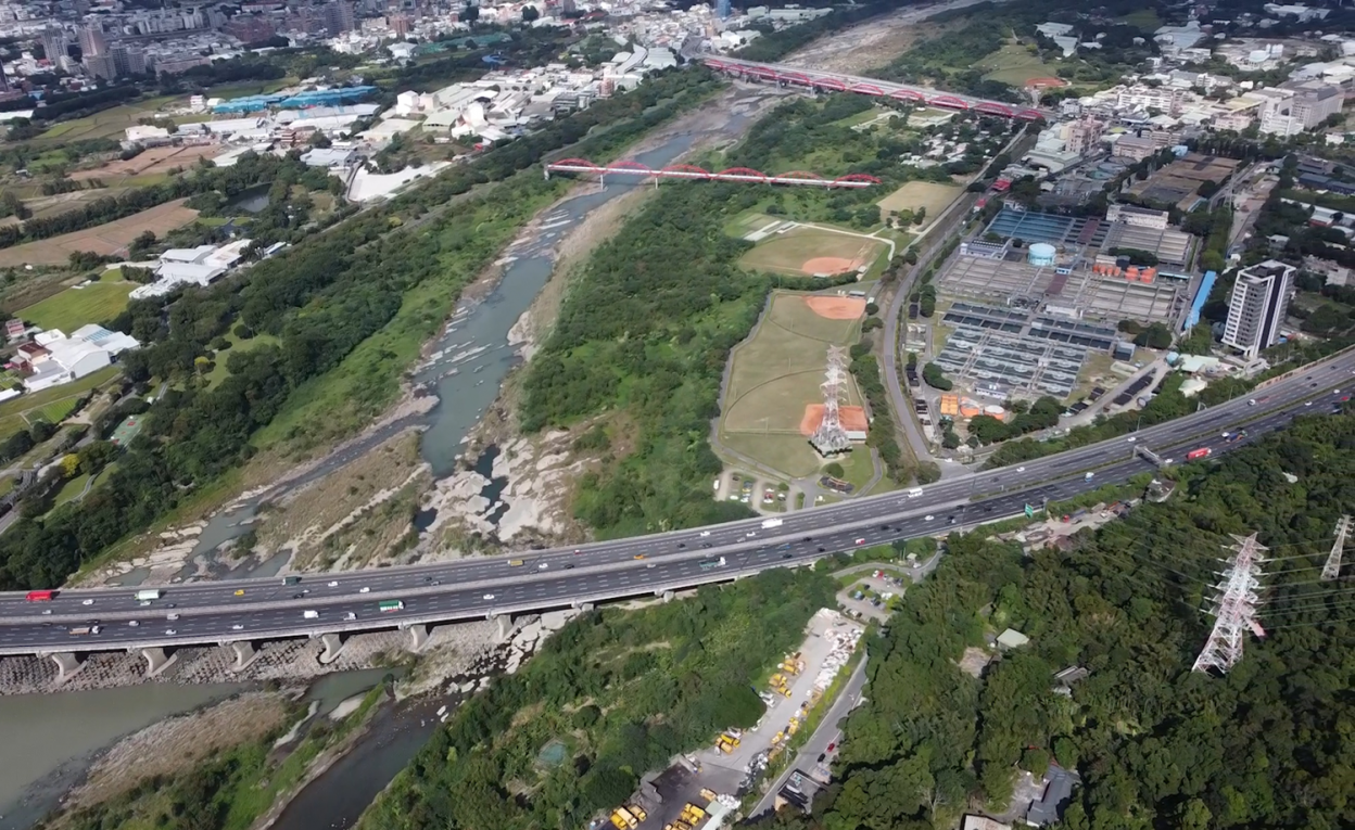 板新淨水場、國道三號公路、大漢溪、水管橋空拍圖