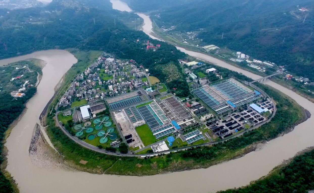 公共給水大台北區直潭淨水廠位於直潭壩下游、青潭堰上游，為新店溪三面所環繞