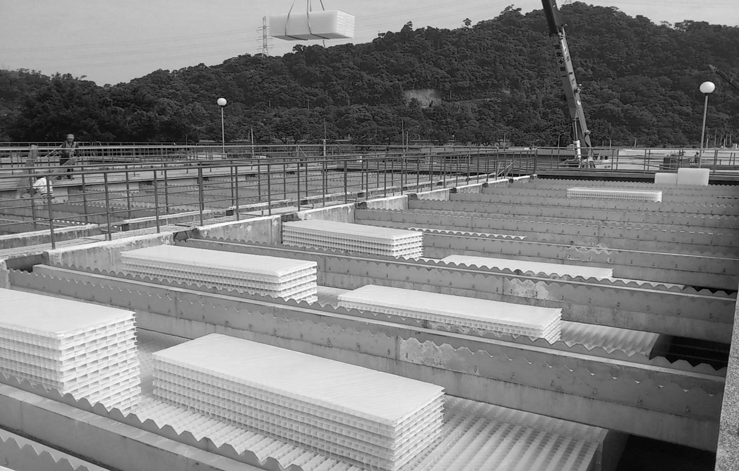 公共給水大台北區直潭淨水設施沉澱池濾前傾斜管吊裝