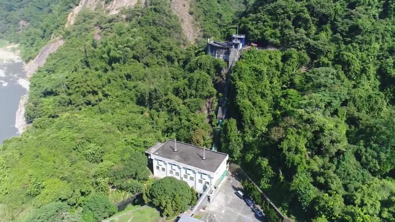 日月潭水力發電計畫所需電力的北山坑電廠前池及壓力鋼管俯瞰
