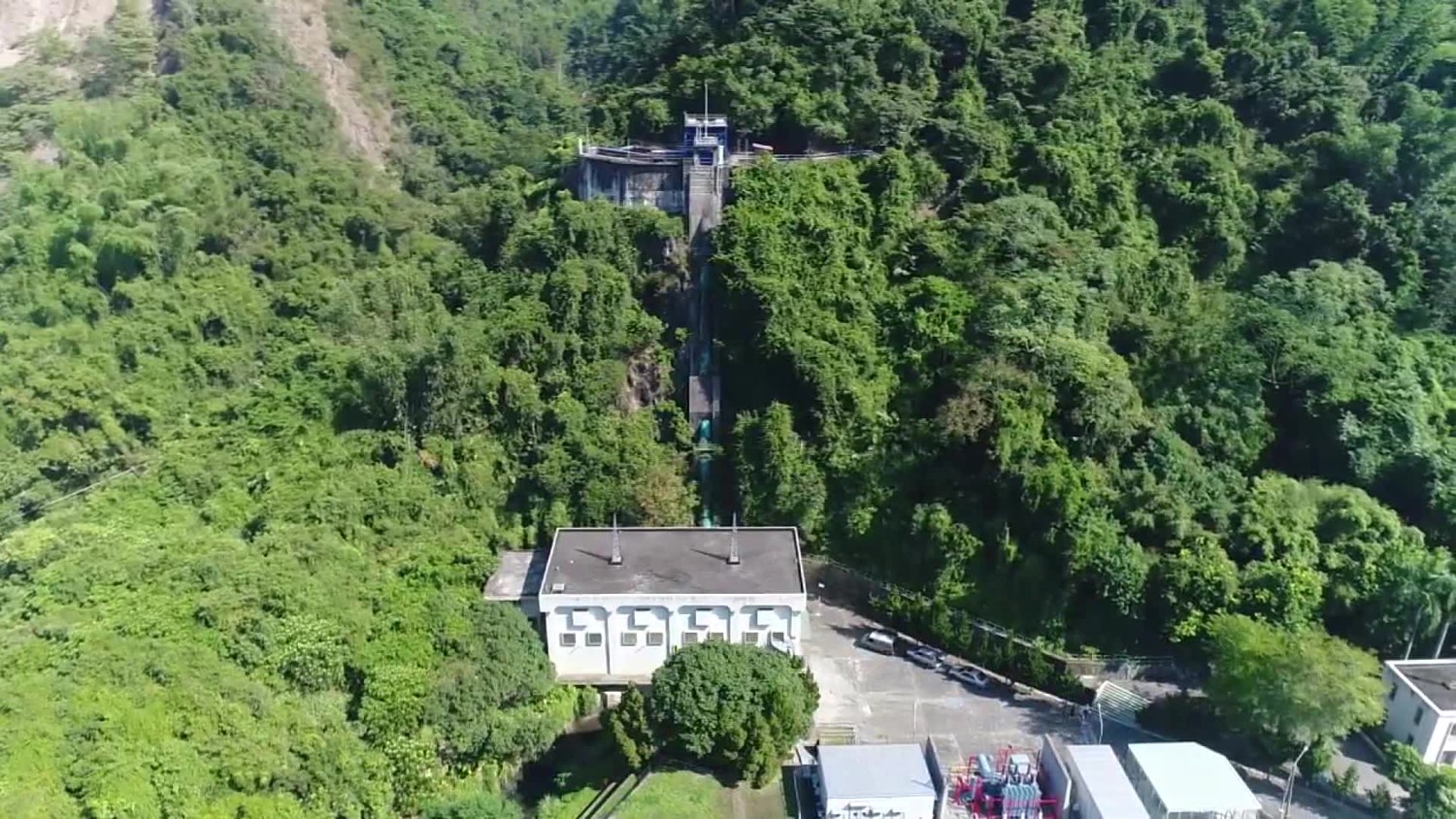 日月潭水力發電計畫所需電力的北山坑電廠前池及壓力鋼管俯瞰