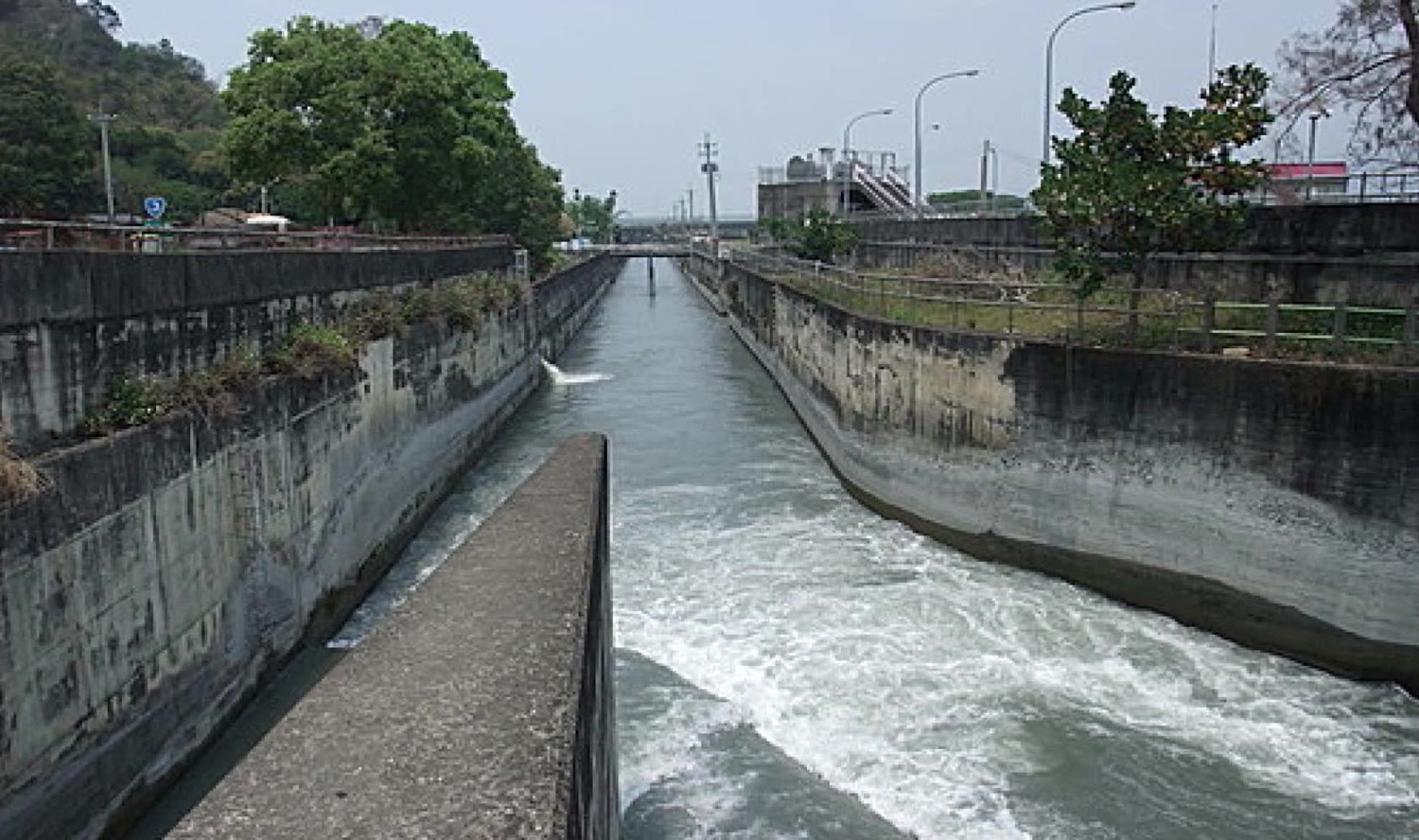 濁水電廠發電後尾水匯入濁幹線，提供下游五萬公頃農田灌溉。