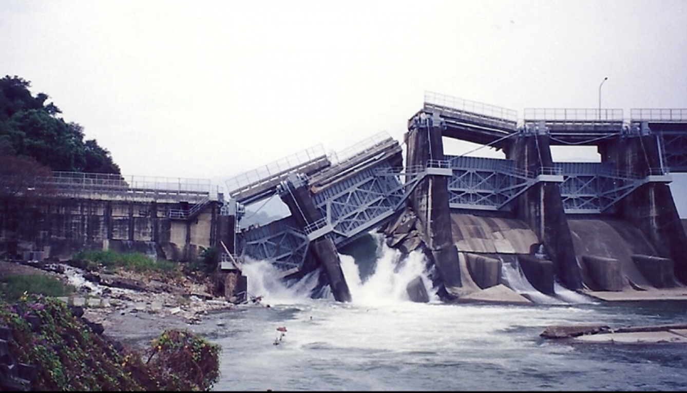 葫蘆墩圳新取水口附近之石岡水壩損毀之溢洪道舊照