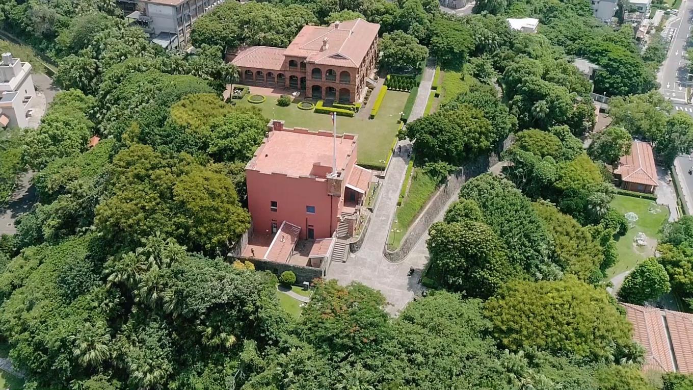 淡水港:1644年荷蘭東印度公司於聖多明哥城原址附近引進紅毛土及石磚等重建城堡，命名為「安東尼堡」，俗稱紅毛城。