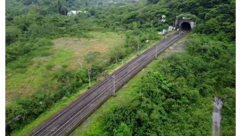 新觀音隧道介於武塔站至漢本站之間，全長超過10公里，為雙線隧道，隧道內有二條鐡道。新觀音隧道電氣化通車後，取代舊觀音、鼔音、谷風隧道。