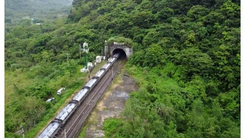 新觀音隧道介於武塔站至漢本站之間，全長超過10公里，為雙線隧道，隧道內有二條鐡道。新觀音隧道電氣化通車後，取代舊觀音、鼔音、谷風隧道。