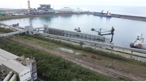 和平車站及和平工業區專用港口。和平車站位於花蓮縣秀林鄉和平村，和平是太魯閣族的族人聚居地，是台泥的重要基地以及水泥的生產地，和平車站鄰近和平工業區，附近設有台泥和平廠、和平火力發電廠、水泥倉儲設備、以及專用碼頭等。