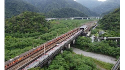 新白米溪橋。北廻鐵路沿線經過的雙線橋樑，包括新三號路橋、新白米溪橋、新東澳北溪橋、新東澳南溪橋、新南澳北溪橋、新南澳南溪橋、谷風北溪橋、新和平溪橋、新和仁溪橋、新立霧溪橋、新美崙溪橋及豐村橋等。