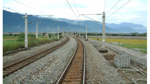 花蓮站北端路基。北廻鐡路大部分路基工程均緊貼山麓而行，由於地形變化急遽，山勢陡峻，路基需深挖或高填，土石方填量龐大。工程以機械施工為主，路基原料的選用，在山區就使用前後隧道的棄碴，在平原則採用附近河川的砂石。