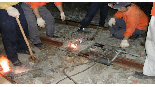 長焊鋼軌熱劑焊接施工。北廻鐡路的重軌化，是將37公斤的鋼軌，抽換成50公斤的鋼軌。抽換鋼軌可以分為兩種工法，一種是抽換定尺軌，另一種是抽換長鋼軌，抽換定尺軌採用工具與抽換枕木及石碴相似，抽換長鋼軌需要鋁熱焊接，還需要詳實紀錄舖設當下溫度，溫度過低或過高都易使鋼軌斷裂或曲折。