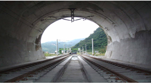 隧道內無道碴軌道。無道碴防震軌道是從日本引進的新型軌道系統，北迴鐡路南澳站至崇德站之間總長約52公里的隧道，即使用無道碴防震軌道。如新武塔隧道、新觀音隧道、新和平隧道、新舊和仁隧道、新舊清水隧道、新舊崇德隧道等。