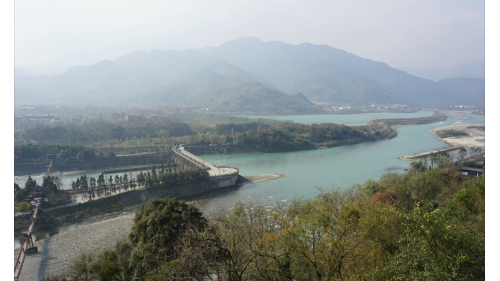 都江堰原為無壩引水工程，1950年後魚嘴、寶瓶口、所有分水堤、導水堤及渠岩，都以混凝土進行加固及保護，原有的自流分水系統，逐漸被人工控制的水閘系統。