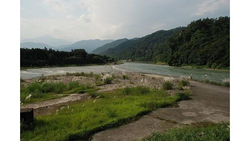 飛沙堰位於寶瓶口旁，水少時岷江水由內江通過豁口進入成都，若水面高過飛沙堰，多餘的水就會從飛沙堰溢流回到外江，即可控制進入成都的水量。