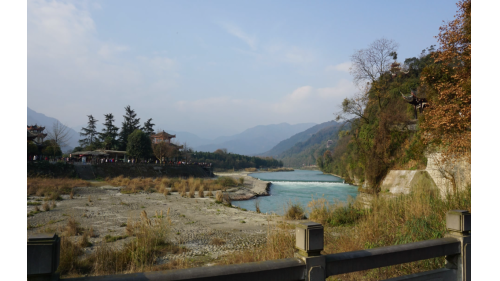 飛沙堰位於寶瓶口旁，水少時岷江水由內江通過豁口進入成都，若水面高過飛沙堰，多餘的水就會從飛沙堰溢流回到外江，即可控制進入成都的水量。