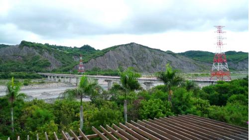 「利吉惡地」又稱「利吉月世界」，是國家第一級保護區，是板塊擠壓、造山運動、風化、雨水沖刷侵蝕等自然力刻劃而成的特殊地景。位於臺東市北郊的卑南溪畔，長約70公里。