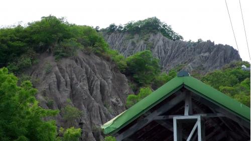 「利吉惡地」又稱「利吉月世界」，是國家第一級保護區，是板塊擠壓、造山運動、風化、雨水沖刷侵蝕等自然力刻劃而成的特殊地景。位於臺東市北郊的卑南溪畔，長約70公里。