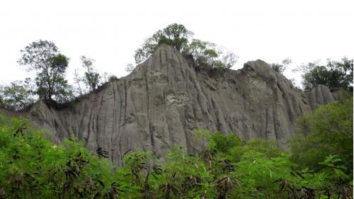 「利吉惡地」又稱「利吉月世界」，是國家第一級保護區，是板塊擠壓、造山運動、風化、雨水沖刷侵蝕等自然力刻劃而成的特殊地景。位於臺東市北郊的卑南溪畔，長約70公里。