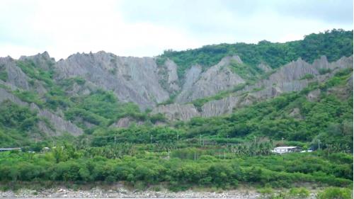 「利吉惡地」又稱「利吉月世界」，是國家第一級保護區，是板塊擠壓、造山運動、風化、雨水沖刷侵蝕等自然力刻劃而成的特殊地景。位於臺東市北郊的卑南溪畔，長約70公里。