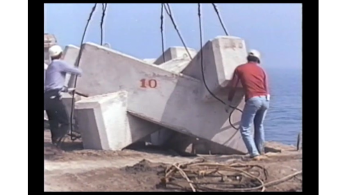 護基方塊及三合塊，在岸邊製作載運至施工地點。