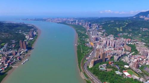 淡水港現今已從純漁港轉變成漁港及觀光混合區，漁船已分別移往  淡水捷運站後方公園的簡易漁港(小型漁船)及漁人碼頭第二漁港。