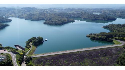 為東興淨水場水源，位於苗栗縣三灣鄉永和村，原名東興水庫，完工後改名為永和山水庫。建造於1980年，於1984年竣工啟用。水源主要來自主流中港溪田美攔河堰攔，經11公里導水路引入，是台灣首座沒有水門和水閘的水庫，為典型的離槽水庫。儲水供應地區為竹南鎮、頭份市、造橋鄉，為新竹苗栗地區重要之民生及工業用水的水庫。