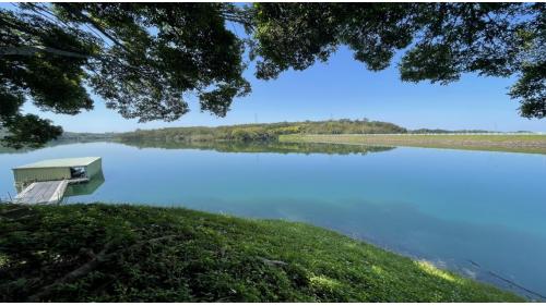 為東興淨水場水源，位於苗栗縣三灣鄉永和村，原名東興水庫，完工後改名為永和山水庫。建造於1980年，於1984年竣工啟用。水源主要來自主流中港溪田美攔河堰攔，經11公里導水路引入，是台灣首座沒有水門和水閘的水庫，為典型的離槽水庫。儲水供應地區為竹南鎮、頭份市、造橋鄉，為新竹苗栗地區重要之民生及工業用水的水庫。