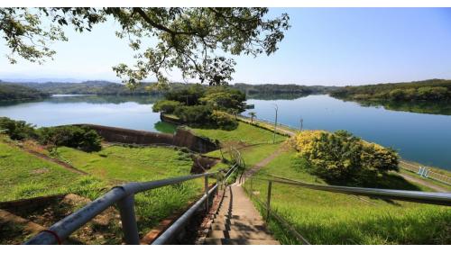 為東興淨水場水源，位於苗栗縣三灣鄉永和村，原名東興水庫，完工後改名為永和山水庫。建造於1980年，於1984年竣工啟用。水源主要來自主流中港溪田美攔河堰攔，經11公里導水路引入，是台灣首座沒有水門和水閘的水庫，為典型的離槽水庫。儲水供應地區為竹南鎮、頭份市、造橋鄉，為新竹苗栗地區重要之民生及工業用水的水庫。