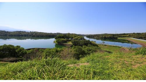 為東興淨水場水源，位於苗栗縣三灣鄉永和村，原名東興水庫，完工後改名為永和山水庫。建造於1980年，於1984年竣工啟用。水源主要來自主流中港溪田美攔河堰攔，經11公里導水路引入，是台灣首座沒有水門和水閘的水庫，為典型的離槽水庫。儲水供應地區為竹南鎮、頭份市、造橋鄉，為新竹苗栗地區重要之民生及工業用水的水庫。