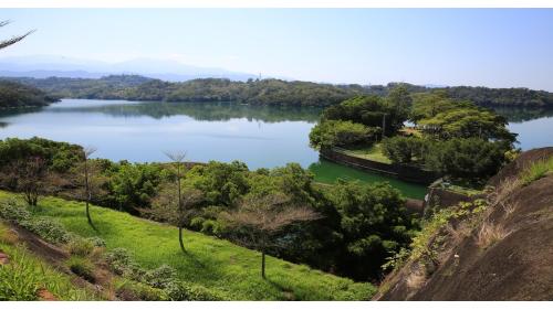 為東興淨水場水源，位於苗栗縣三灣鄉永和村，原名東興水庫，完工後改名為永和山水庫。建造於1980年，於1984年竣工啟用。水源主要來自主流中港溪田美攔河堰攔，經11公里導水路引入，是台灣首座沒有水門和水閘的水庫，為典型的離槽水庫。儲水供應地區為竹南鎮、頭份市、造橋鄉，為新竹苗栗地區重要之民生及工業用水的水庫。