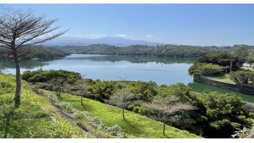 為東興淨水場水源，位於苗栗縣三灣鄉永和村，原名東興水庫，完工後改名為永和山水庫。建造於1980年，於1984年竣工啟用。水源主要來自主流中港溪田美攔河堰攔，經11公里導水路引入，是台灣首座沒有水門和水閘的水庫，為典型的離槽水庫。儲水供應地區為竹南鎮、頭份市、造橋鄉，為新竹苗栗地區重要之民生及工業用水的水庫。