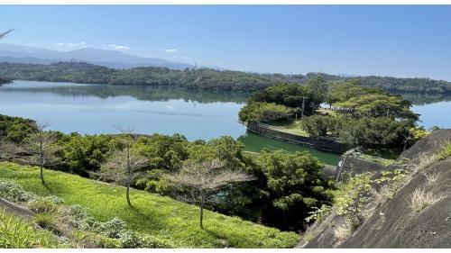 為東興淨水場水源，位於苗栗縣三灣鄉永和村，原名東興水庫，完工後改名為永和山水庫。建造於1980年，於1984年竣工啟用。水源主要來自主流中港溪田美攔河堰攔，經11公里導水路引入，是台灣首座沒有水門和水閘的水庫，為典型的離槽水庫。儲水供應地區為竹南鎮、頭份市、造橋鄉，為新竹苗栗地區重要之民生及工業用水的水庫。