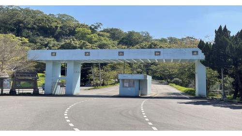 為東興淨水場水源，位於苗栗縣三灣鄉永和村，原名東興水庫，完工後改名為永和山水庫。建造於1980年，於1984年竣工啟用。水源主要來自主流中港溪田美攔河堰攔，經11公里導水路引入，是台灣首座沒有水門和水閘的水庫，為典型的離槽水庫。儲水供應地區為竹南鎮、頭份市、造橋鄉，為新竹苗栗地區重要之民生及工業用水的水庫。