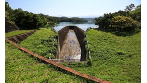 採自由溢流側槽型式，當水位蓄至85公尺時，水會自動溢流到北坑溝回注中港溪，是全台首座採用此型式的水庫。