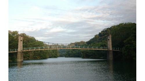 寶山水庫內設有三個吊橋或鋼構橋，供淹没區內農作通行之用。