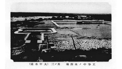 大甲水道於1912年完工，淨水設施包括取水井，沉澱池、濾過池、濾過井、清水池等淨水設施。(圖為取水井及沉澱池)