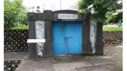 1951年在大甲水道清水池旁增建一座配水池，門額有著前台灣省主席吳國禎的題字「飲水思源」。