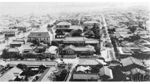 日治時期1896年設立台中縣，1899年實施市街改正計畫，整治河流與設計棋盤狀道路（今中區及東區），由於台中市附近沒有適當的水源地，英籍巴爾頓與技士濱野彌四郎建議開鑿水源井，以供應全市居民的使用，即所謂台中水道。