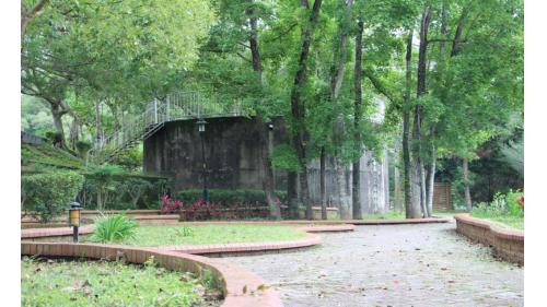 豐原水源地自來水廠遺址，目前位於中正公園籃球場旁，日治時期匯集北坑、中坑、南坑溪進入旱溪等水流，引入儲水塔，作為自來水廠的主要水源。該原水係經由幫浦抽送至高度較高的儲水塔中，再順流至澄泥池。