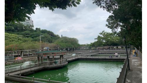  日治時期豐原水道清水池為現今中正公園魚池。昔日清水池加氯清淨水質後，注入配水池，配水給神岡及豐原。