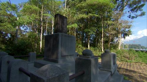 在南投縣魚池鄉日月潭壩頂附近，承包日月潭水力發電廠第六區工程的「鐵道工業株式會社」，為了紀念從1931年10月開工日起到1934年11月工程完工為止，因故殉職的臺灣籍勞工。於1944年12月在潭邊豎立了「殉難之碑」，供後人憑弔。