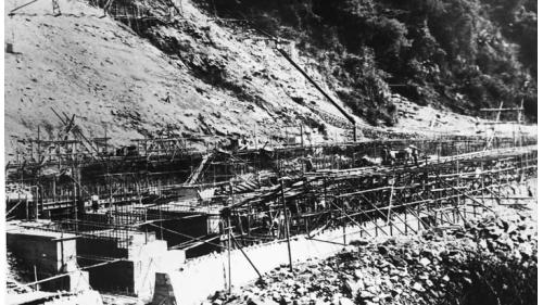 五條壓力鋼管內徑由66吋至42吋，管厚二分之一吋，長度1966尺(596公尺)，其中內上部四分之一長為現場製作之鉚接鋼管，其他都是大正10(1921)年向美國ケロシグ(克羅西格)公司購入之熔接鋼管。鋼管在鋪設前都經過靜水壓一倍半的水壓試驗。