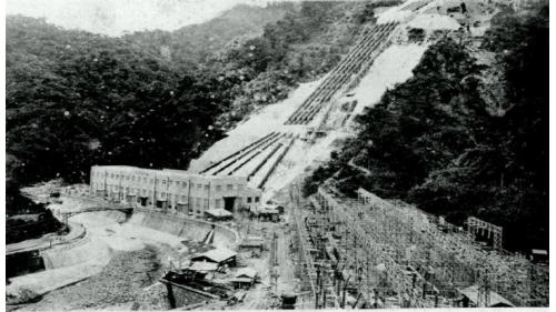 門牌潭發電所1919年開工，1934年完工後改名日月潭第一發電所，啟用時總裝置容量100MW，是當時亞洲最大的發電廠。二戰後1946年10月修復恢復供電，總統蔣中正偕夫人巡視賜名「大觀」，1985年8月，明湖發電廠完工商轉，並交由大觀發電廠營運，稱為「大觀二廠」，大觀電廠改名為「大觀一廠」。