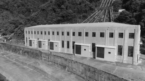 門牌潭發電所1919年開工，1934年完工後改名日月潭第一發電所，啟用時總裝置容量100MW，是當時亞洲最大的發電廠。二戰後1946年10月修復恢復供電，總統蔣中正偕夫人巡視賜名「大觀」，1985年8月，明湖發電廠完工商轉，並交由大觀發電廠營運，稱為「大觀二廠」，大觀電廠改名為「大觀一廠」。