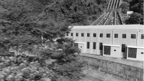 門牌潭發電所1919年開工，1934年完工後改名日月潭第一發電所，啟用時總裝置容量100MW，是當時亞洲最大的發電廠。二戰後1946年10月修復恢復供電，總統蔣中正偕夫人巡視賜名「大觀」，1985年8月，明湖發電廠完工商轉，並交由大觀發電廠營運，稱為「大觀二廠」，大觀電廠改名為「大觀一廠」。