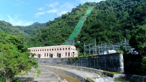 門牌潭發電所1919年開工，1934年完工後改名日月潭第一發電所，啟用時總裝置容量100MW，是當時亞洲最大的發電廠。二戰後1946年10月修復恢復供電，總統蔣中正偕夫人巡視賜名「大觀」，1985年8月，明湖發電廠完工商轉，並交由大觀發電廠營運，稱為「大觀二廠」，大觀電廠改名為「大觀一廠」。